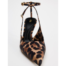 حذاء بكعب عالٍ مفتوح من الخلف بنقشة حيوانية