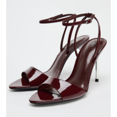 صندل بكعب عالٍ معدني مع أربطة